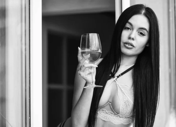 Depois da festa. Senhora da moda desfrutar de estilo de vida de luxo. lingerie de elite. Corpo menina bonita em sutiã lingerie. vinho beleza degustação. mulher sexy em lingerie segurando um copo de vinho. Arrogância e provocação — Fotografia de Stock