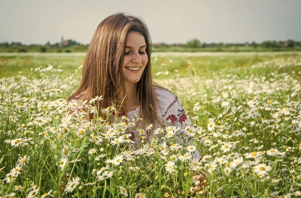 純粋な美しさ。カモミールの花の幸せな女の子。夏休みと休日。カモミール畑でリラックスした女性。牧草地の美しさを。ロマンチックな気分だ。春の自然美 — ストック写真