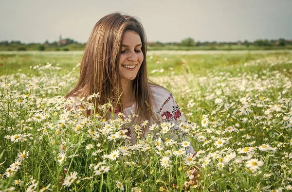 Tiszta szépség. Boldog lány kamillavirágban. nyári vakáció és nyaralás. Egy csinos nő lazítson a kamillamezőn. Élvezze a rét szépségét. romantikus hangulat. szépség tavasz természet — Stock Fotó