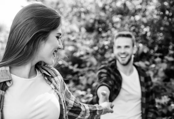 Amor en la mirada. Feliz día de San Valentín. camping de verano en el bosque. fin de semana familiar. Una cita romántica. pareja enamorada. chica en enfoque selectivo con chico en el parque. primer encuentro de pareja al aire libre. Relación — Foto de Stock