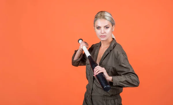 Frau in Uniform halten Baseball oder Cricketschläger Sportausrüstung, Kopierraum, Baseball. — Stockfoto