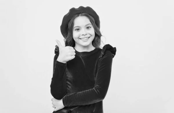 Criança feliz na boina francesa na moda e mostrando o polegar para cima, conceito de sucesso — Fotografia de Stock