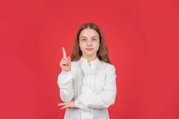 Grave teen menina no branco camisa levantada dedo inspirado com grande ideia, gênio — Fotografia de Stock