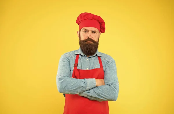 Votre événement spécial. brutal cuisinier masculin en chapeau et tablier. homme professionnel cuisinant. cuisine du restaurant et culinaire. entreprise de restauration. Bienvenue dans notre café. C'est l'heure du déjeuner. sérieux chef barbu — Photo