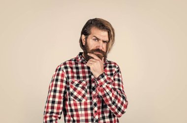 Bir şey düşünüyordum. Sakallı adam kareli gömlek giyer. Kendine güvenen ve yakışıklı vahşi bir adam. Erkek berber bakımı. Saç ve sakal bakımı. Sakallı, olgun bir hippi. Bıyıklı, vahşi beyaz adam.