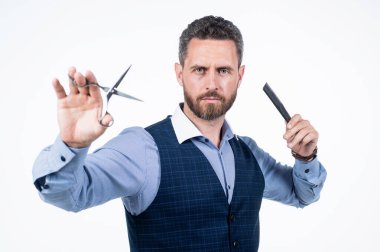 Yakışıklı adam tarak ve berber makaslarını beyaz, seçici odak, kuaför izole