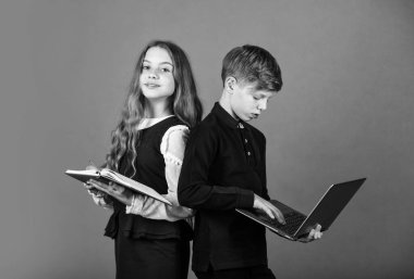Gelecek yarat. Küçük çocuklar onu kitap ve bilgisayar olarak kullanır. Küçük kız ve oğlan okulda okuyor. Online eğitim. Gelecek nesilleri eğitiyorum. Bugünün çocukları, yarının geleceği. Gelecek şimdidir.