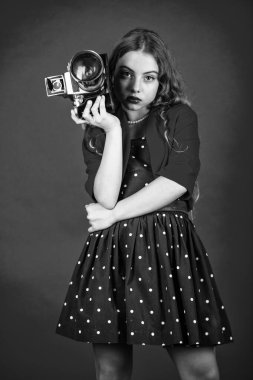 Kullanım ayarlarını öğren. Fotoğrafçılar için kurslar. Gazeteciler ve gazeteciler için eğitim. Fotoğrafları düzenliyorum. Elle ayarlar. Profesyonel kamera. Retro kameralı kız. Çekim anları. Kameram.