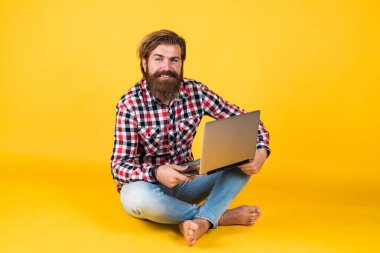 Çevik iş. Dijital yaşam tarzı kavramı. Bilgisayarda çalışan olgun bir öğrenci. Adam defter üzerinde çalışıyor. İnternetten alışveriş. Mutlu hipster bilgisayar kullanır. iş dünyasındaki modern teknoloji. İyi görünüyorsun.