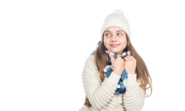 하얀 복제품 공간에 고립된 행복 한 십 대 소녀, 모자를 뜨개 질하고 스카프를 두른 따뜻 한 옷을 입고 겨울 — 스톡 사진