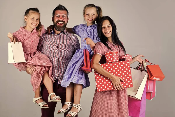 Risparmi sugli acquisti. Buone feste. madre padre e figli si preparano per la celebrazione. grande vendita iniziare. Black Friday Concept. famiglia contenere pacchetti e regali. famiglia felice andare a fare shopping — Foto Stock