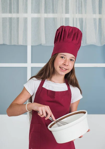 Bambino panettiere preparare il pasto in cucina. cucinare cibo per cena. felice sviluppo dell'infanzia — Foto Stock
