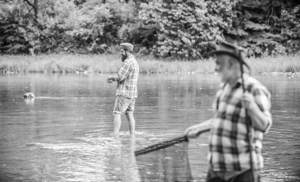 Pescador con caña de pescar. Vacaciones de verano. La vida siempre es mejor cuando estoy pescando. Actividad y hobby. Pesca de agua dulce lago estanque río. Hombres barbudos capturando peces. Maduro hombre con amigo pesca — Foto de Stock