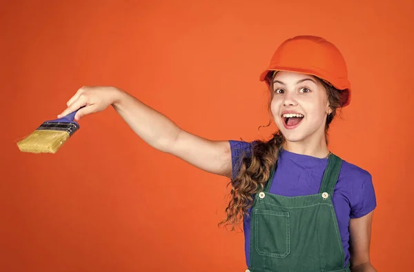 Kies de beste. kleine schilder houden verf borstel. verf muur in kleur. Decoratie, renovatie en wederopbouw concept. Toekomstig beroep. kleur je leven. Een tiener. 1 mei is arbeidsdag — Stockfoto