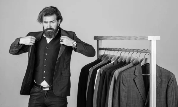 ハンサムなビジネスマンの正式なオフィスワードローブ、カスタマイズされた服のコンセプト — ストック写真