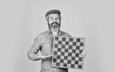 Satranç figürleriyle strateji. Satranç savaşı ve zafer. Oyun konsepti. rekabet ve strateji fikirleri. İş yarışması. Adam satranç oynuyor. İş stratejisi ve taktik kavramı