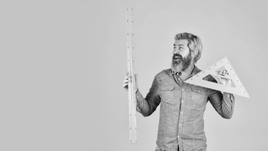 Aritmetik öğretmeni. Çeşitli verilerin hesaplanması ve aranması. Hassas ölçüm aracı. Adam üçgen kullanıyor. Matematik ya da matematik. Kök eğitim konsepti. Üniversitede cebir okuyorum. Okula geri dön.