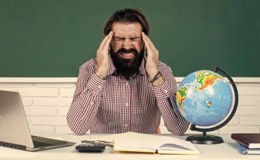 Korkunç baş ağrısı. Okula dönüyorum. resmi eğitim. Bilgi günü. Olgun sakallı öğretmen derste. Sınıfta tahtasıyla çalışan acımasız bir adam. Sınava hazırlan. Ders üzerine üniversite öğretim görevlisi