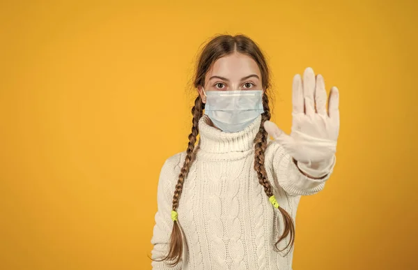 Parem o coronavírus. Menina precisa de teste de imunidade igg. pneumonia por vírus. criança paciente usando máscara respiratória. itens de proteção de segurança durante o surto de pandemia de coronavírus. sintoma de covid 19. dizer não — Fotografia de Stock