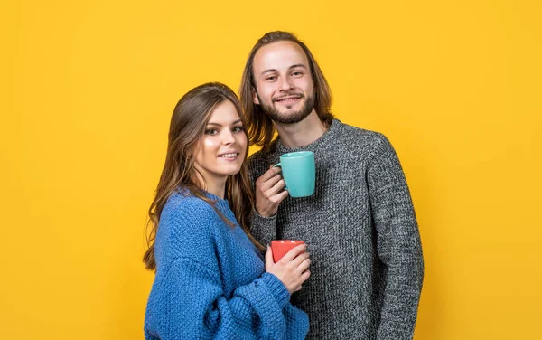 Boldog pár szerelmes ital forró kávé viselni kötött ruhát télen, reggel — Stock Fotó