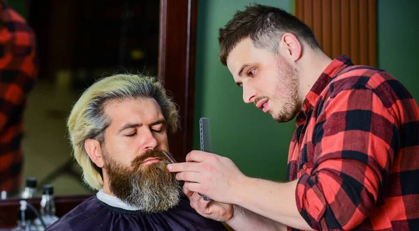 Corte de cabelo e cuidado da barba para cara caucasiano na barbearia, styling — Fotografia de Stock