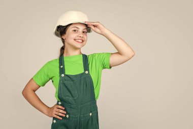 Küçük kız mühendis. İnşaat alanını ziyaret ediyorum. Çocukluk ve eğitim kavramı. Bebek yapma. Şirin çocuk miğfer takıyor. çocukluk mutluluk kavramı