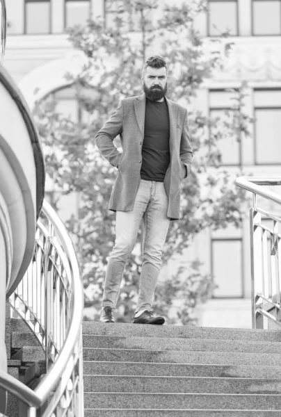 Brutális érett szakállas férfi bajusszal séta szabadban divatos modern alkalmi kabát, férfi divat — Stock Fotó