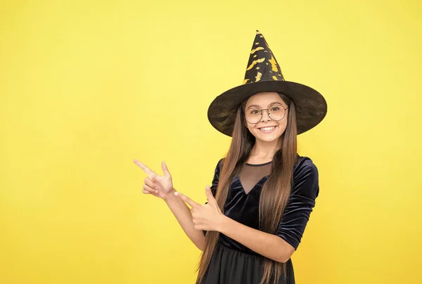 Halloween kid in witch hat and glasses look like wizard school pupil, halloween sales here — Stock Photo, Image