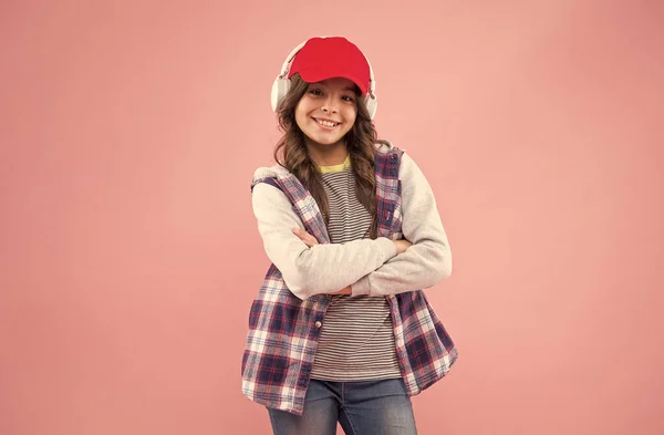 Tecnología de vida moderna. de vuelta a la escuela. moda de otoño o primavera. niño con gorra y auriculares. —  Fotos de Stock