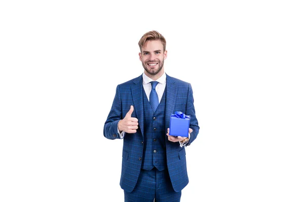 Hombre de negocios en traje de negocios celebrar caja de regalo como recompensa de negocios que muestra el pulgar hacia arriba, caja de regalo. — Foto de Stock