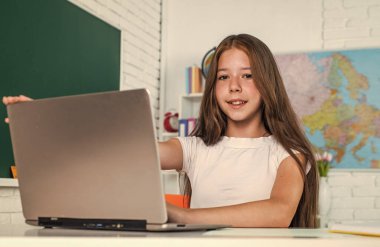 Modern hayatta çevrimiçi resmi eğitim. Evde eğitim. Çocukluk gelişimi. İnceleme yoluyla bilgi edinmek. Sınıfta tahtası olan bir çocuk. Çocuk bilgisayarı kullanıyor. Okula dönüyorum. Profesyonel seçim.