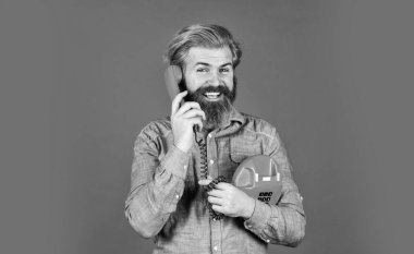 Seyirci toplayın. Yeni bir alet al. Telefon işi konsepti. İşadamı eski telefonu ortaya çıkardı. Retro müşteri servisi. İletişim. Eski bir telefonla konuşan bir adam. İş adamı klasik telefondan konuşuyor.