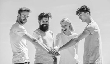 Rüya takım. Toplum üyesi. Neşeli çocuklar ve kız. Dört kişilik bir grup. Ortaklık kavramı. Grup iletişimi. Birleşik insanlar. Takım arkadaşı. Takım ruhu. Takım çalışması ve gol. Başarı elde et