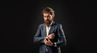 İnsan sakallı hippi iş hayatı için modern kıyafet, dakiklik konsepti.