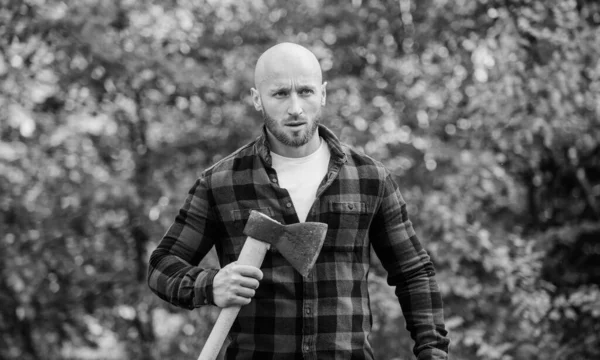 Un leñador calvo. Cosecha leña. Caminata de vacaciones. Caminata en el bosque. Cuidado del bosque. Determinación del espíritu humano. Hombre camisa a cuadros utilizar hacha. Brutal macho en el bosque. Potencia y fuerza. Lumberjack llevar hacha — Foto de Stock