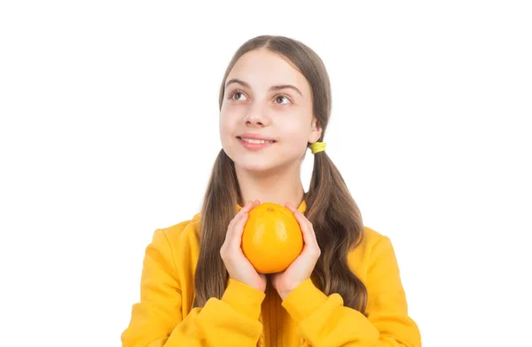 Boldog tini lány hold citrus citrom gyümölcs vitaminok izolált fehér, méregtelenítő — Stock Fotó