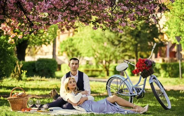 Piquenique romântico. Uns abraços no cobertor. Felizes juntos. Minha querida. Conceito de aniversário. Momento idílico. Homem e mulher apaixonados. Hora do piquenique. Encontro de primavera. Casal brincalhão fazendo piquenique no parque — Fotografia de Stock