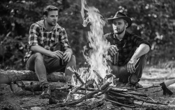 Quente e acolhedor. Acampamento familiar. caminhadas aventura. piquenique no campo de turismo. irmãos homens felizes. amigos relaxando no parque juntos. Beba cerveja no piquenique. A história da vida na fogueira. passar tempo livre juntos — Fotografia de Stock