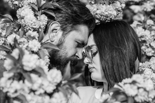 Para tła drzewa sakura. Zakochałem się. Zakochany w wiosnie. Para zakochanych przytulających się na świeżym powietrzu. Mężczyzna i ładna kobieta cieszą się różowym kwiatem wiśni. Romantyczna randka. Ludzie mody. Czuła miłość — Zdjęcie stockowe