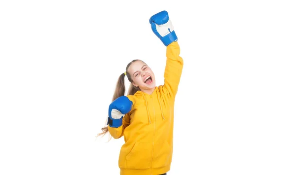 Feliz adolescente boxeador em luvas de boxe celebrando a vitória na luta isolada no branco, vitória — Fotografia de Stock