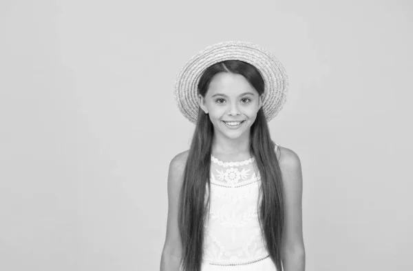 Adorabile ragazzina con un cappello elegante. Buone vacanze estive. L'umore per le vacanze. Un tour tropicale. Vendita e sconto. Beni per bambini. Tour estivo. Concetto di svago e intrattenimento. Felicità estiva — Foto Stock