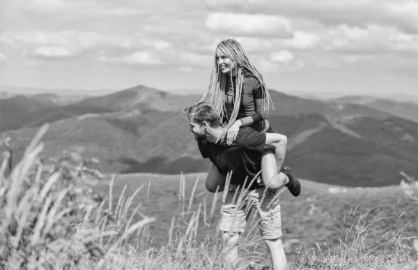 Sentimenti romantici. Felice di stare insieme. coppia innamorata. Relazione familiare. miglior appuntamento romantico. San Valentino. senso di libertà. Una coppia in viaggio si diverta. uomo e donna in montagna — Foto Stock