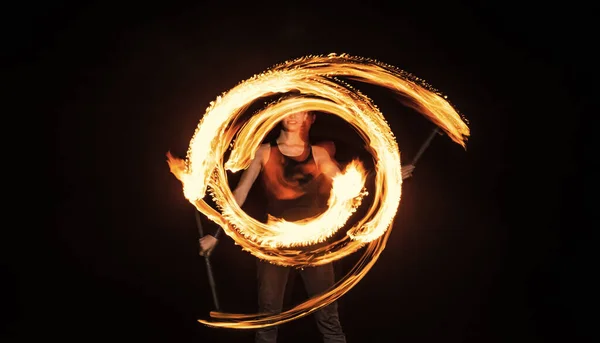 Hembra fuego bailarina giro quema bastón crear brillante senderos en movimiento oscuro al aire libre, twirler —  Fotos de Stock