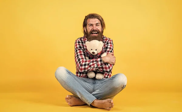 Para mí. Esto es para ti. hipster como juguete de animales. Celebración de fiesta de cumpleaños. sentir felicidad. Hombre con barba sostienen lindo oso de juguete. El hombre sostiene al oso de peluche. Concepto de regalos y vacaciones —  Fotos de Stock