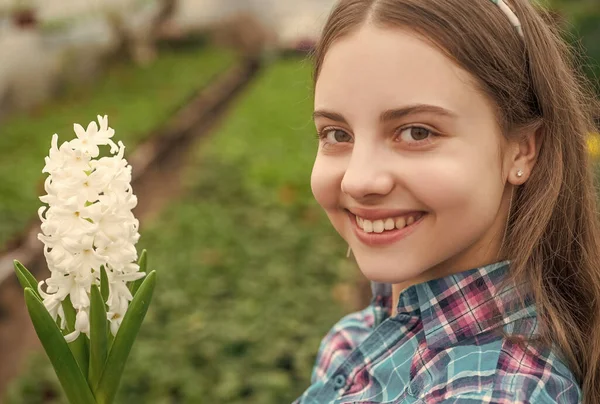 Trevligt leende. Trädgårdsodling. Trädgårdsarbete för barn. glad tonåring flicka florist i växthus. — Stockfoto