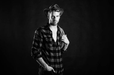 Vahşi batı ısınıyor. Vahşi batı rodeosu. Siyah şapkalı adam. Çiftlikte kareli gömlek. Klasik tarz adam. Vahşi Batı eski kovboy. Kement ipli bir kovboy. Batı. Batı kovboy portresi