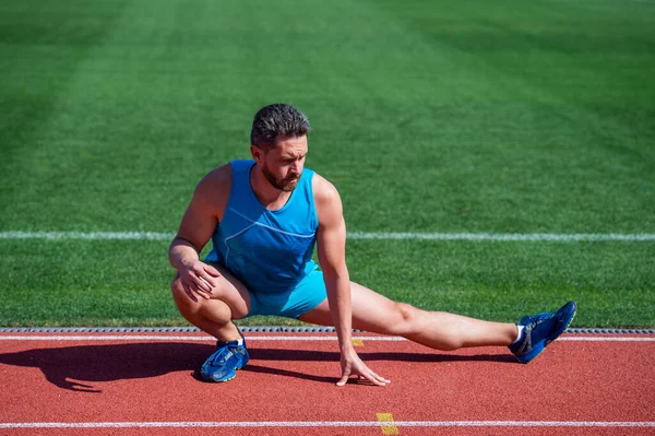 Atletische gespierde man stretching spieren voor de training, training — Stockfoto