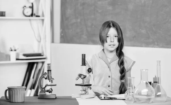 Bambina con microscopio. Sperimentazione scientifica. Lezione affascinante. Esplora la microbiologia. Studia biologia. Educazione alla biologia. Tubi per test di biologia femminile. Lezione di scienze. Laboratorio scolastico — Foto Stock