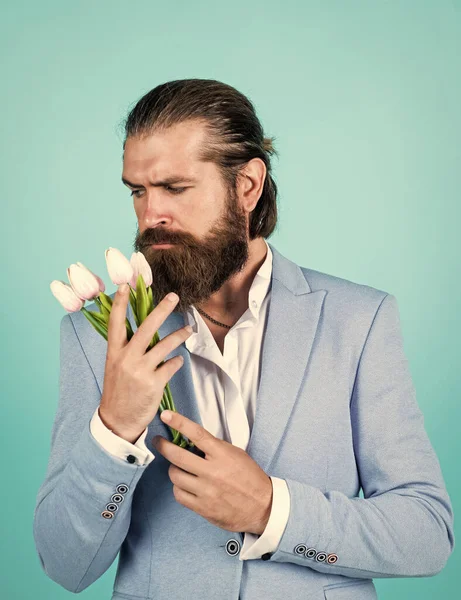 Bel homme d'affaires caucasien avec coiffure tendance en veste avec fleurs de tulipe, boutique de fleurs — Photo