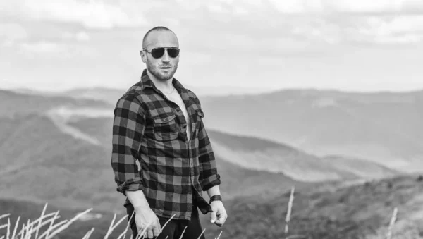 Viajero hombre. aventura de viaje. moda hipster. concepto de campo. granjero en rancho. vaquero en sombrero al aire libre. hombre en el paisaje de montaña. camping y senderismo. sexy macho hombre en a cuadros camisa —  Fotos de Stock